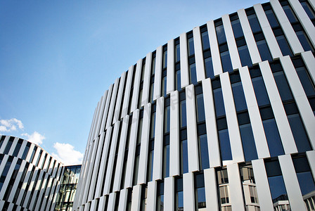 现代的建筑。现代办公大楼与玻璃幕墙.