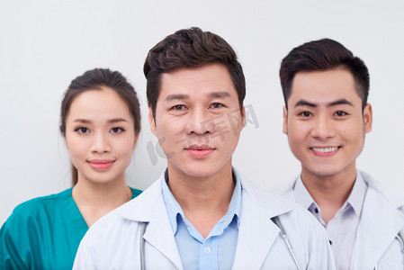 一群亚洲医务工作者/医生和护士在镜头前微笑