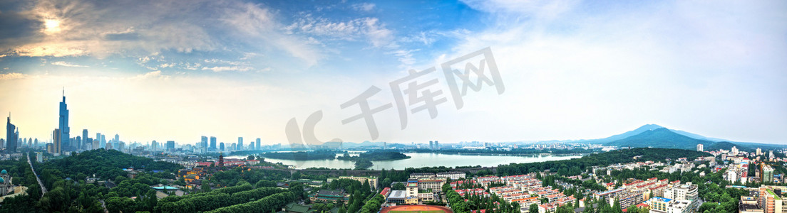 城市紫摄影照片_南京市的天际线