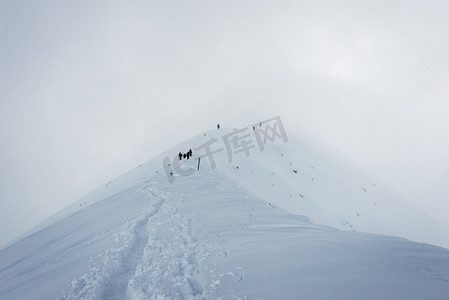 爬山冬天摄影照片_在冬天白雪皑皑的山顶