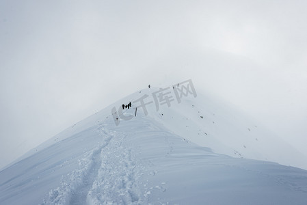 在冬天白雪皑皑的山顶