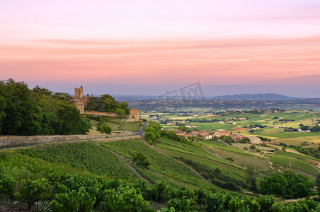 白酒红酒摄影照片_在夕阳下，Montmelas 城堡，薄酒莱，法国以后