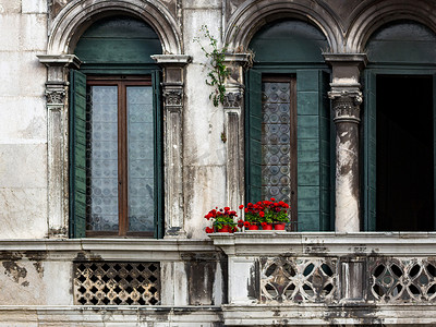 老式花园摄影照片_威尼斯老式阳台上的红花.