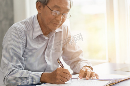 亚洲高级工作手书写或签署保险合同以供将来使用.