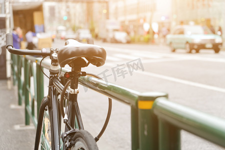 公共自行车摄影照片_自行车的停放路边