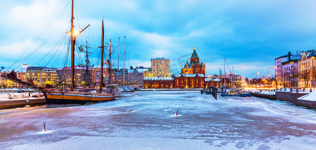 城市下雪摄影照片_在赫尔辛基，芬兰冬天