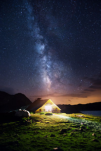 夜风景摄影照片_在夜幕下银河在山中小屋