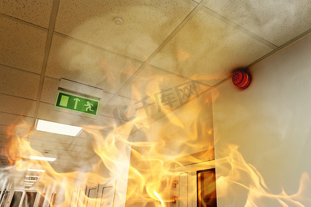 紧急逃生图标摄影照片_大火中的现代化办公大楼