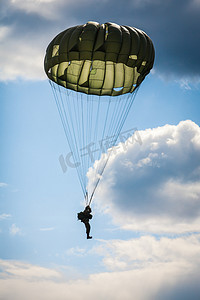 部队军装摄影照片_跳伞运动员在战争中