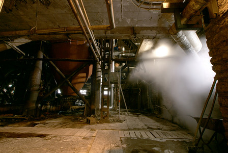能源供热摄影照片_旧工业发电厂内发现的设备、电缆和管道