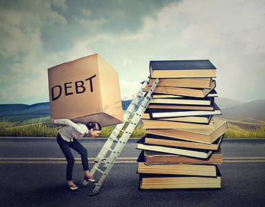 学生贷款债务概念沉重的箱子债务进行教育阶梯上的女人