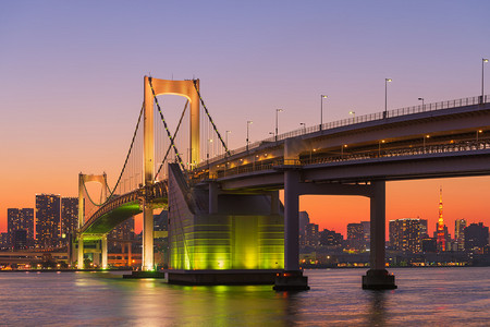 彩虹桥梁摄影照片_黄昏时分的彩虹桥和东京塔