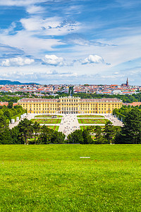 奥地利维也纳，一个阳光明媚、蓝天、白云密布、风景秀丽的大帕特尔花园的熊布伦宫经典风景