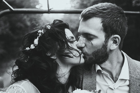嘴唇接吻摄影照片_接吻夫妇的肖像