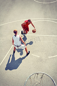 个篮球运动员摄影照片_在法庭上的两个篮球运动员。