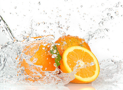 橙色水果和泼水
