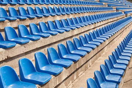 空塑料蓝色座位上足球体育场
