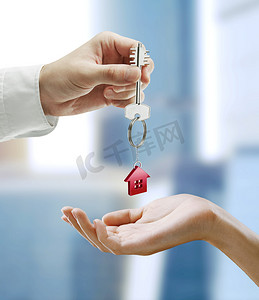 房地产开盘红色摄影照片_房地产男人把房子的钥匙交给女人.
