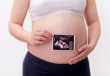 分娩摄影照片_孕妇手拿超声特写摄影