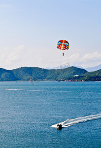 滑翔伞在芽庄湾
