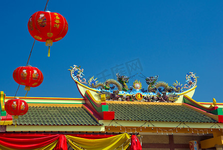 在蓝色天空背景下的中国红纸灯笼 
