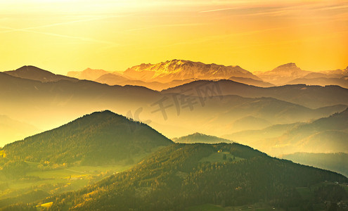 农村吃玉米集摄影照片_从奥地利施蒂里亚的格拉茨肖克尔山的日落在春天的风景.