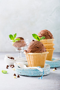 白色冰淇淋球摄影照片_巧克力冰淇淋华夫格杯