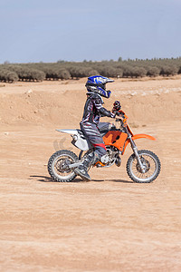青少年在沙漠赛车摩托车