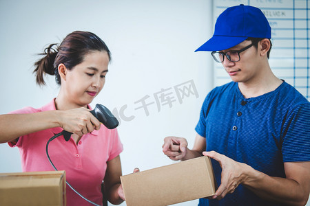 订货确认摄影照片_家庭送货服务和工作服务头脑, 妇女工作条码扫描确认发送客户在邮局.