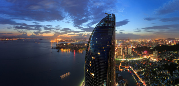 城市海景摄影照片_厦门世茂海峡大厦双子塔风景