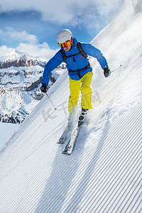 滑雪者在高山上滑行运动