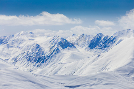 冬天阳光摄影照片_在雪山的全景视图