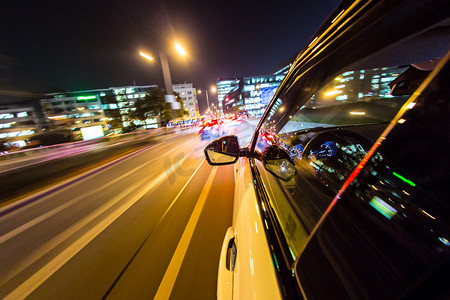 快速车摄影照片_夜晚的城市，从车后视图.