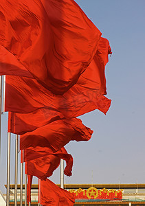 被风吹散的纸张摄影照片_中国北京风旗旗杆上红旗飘扬