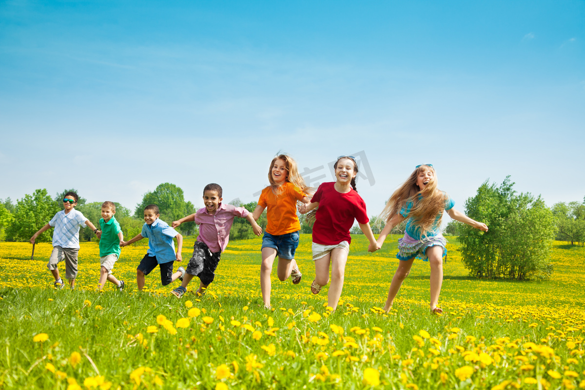 草地上手拉手奔跑的孩子们高清摄影大图-千库网