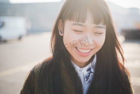 欧美地摄影照片_在市亚洲时髦女人