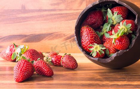 草莓味糖果摄影照片_与顶部折断充满草莓巧克力复活节彩蛋