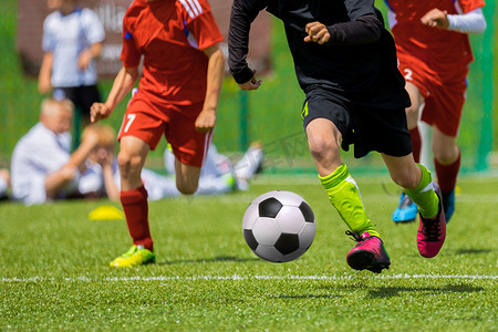 游戏比赛对决摄影照片_孩子们的足球比赛。培训和足球足球锦标赛