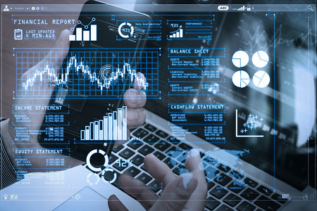 科技数据投资者分析股票市场报告和财务仪表板与商业智能 (Bi), 与关键绩效指标 (Kpi). 手用智能手机, 笔记本电脑, 网上银行支付通信网络技术.