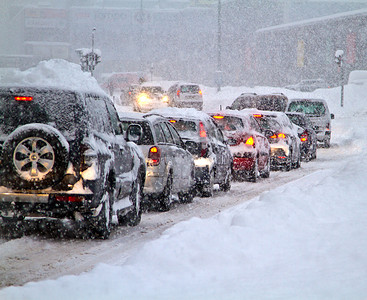 气象背景摄影照片_暴雪的道路上.