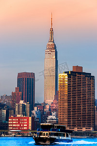 江中的明月倒影摄影照片_在纽约市的曼哈顿天际线