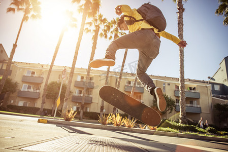 背人摄影照片_在洛杉矶街道上滑板男孩
