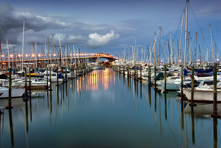 风船摄影照片_奥克兰港湾大桥海温玛丽娜。新西兰奥克兰