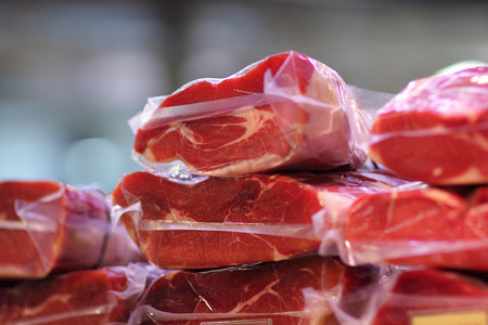 云状态烟雾摄影照片_火腿肉市场上锁鲜包装的肉