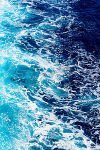 夏季海滩摄影照片_深蓝色的海水