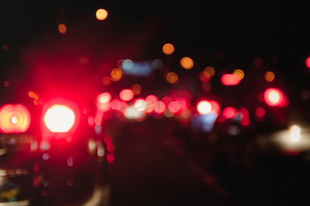 公路运输摄影照片_高峰时段晚上道路上的汽车尾灯模糊不清