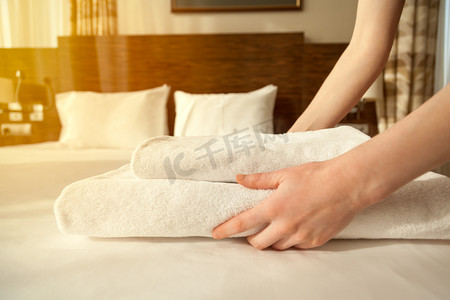 女佣在酒店房间更换毛巾特写