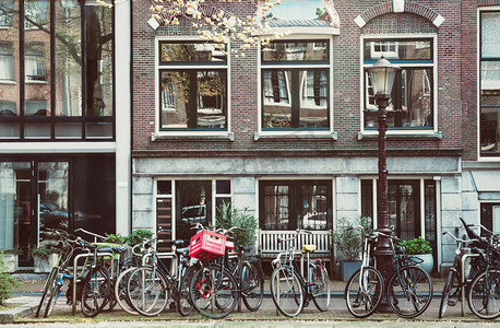 老式自行车衬砌房子的阿姆斯特丹，荷兰