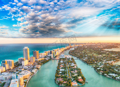 迈阿密海滩日落时的鸟瞰图