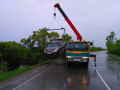 道路服务摄影照片_两辆卡车疏散车辆